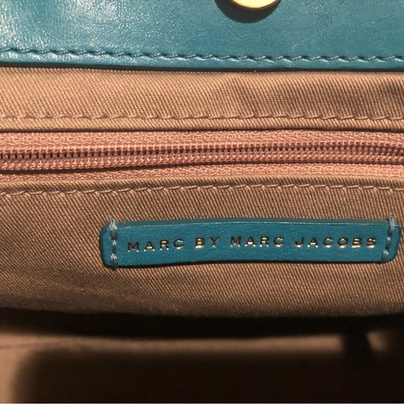 Marc by Marc Jacobs. A rare collection. It’s a teal colour with gold hardware - Picture 5 of 6